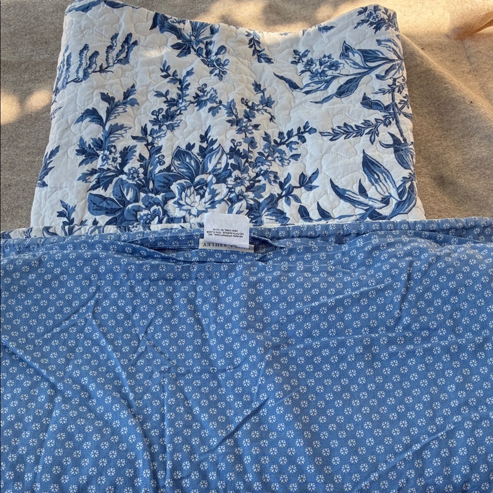 Blue and White Floral Quilt Set - Reversible Pattern